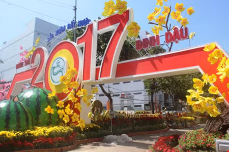 Dans la ville méridionale de Cân Tho, les rues de fleurs et de lumières attendent la foule ảnh 1