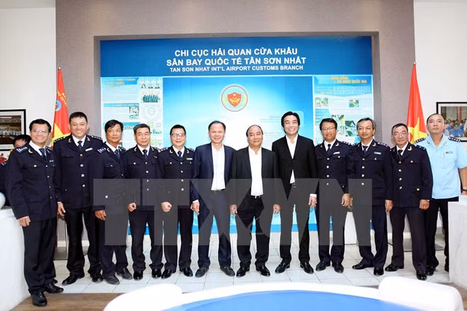 Le PM rend visite aux douaniers de l'aéroport international de Tân Son Nhât ảnh 1