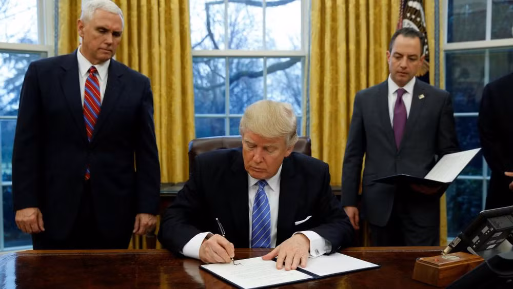 Donald Trump signe l’acte de retrait des États-Unis du TPP ảnh 1