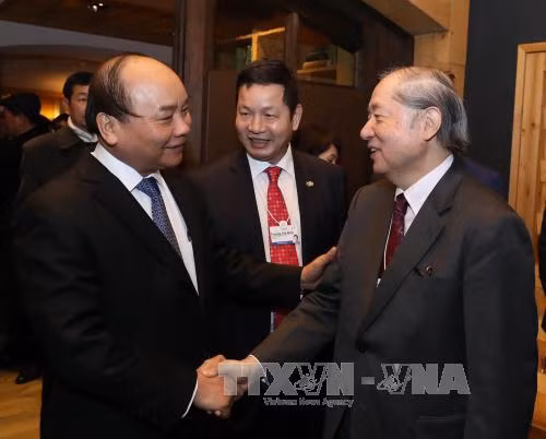 Nguyen Xuan Phuc rencontre la presse en marge du Forum économique mondial à Davos ảnh 1