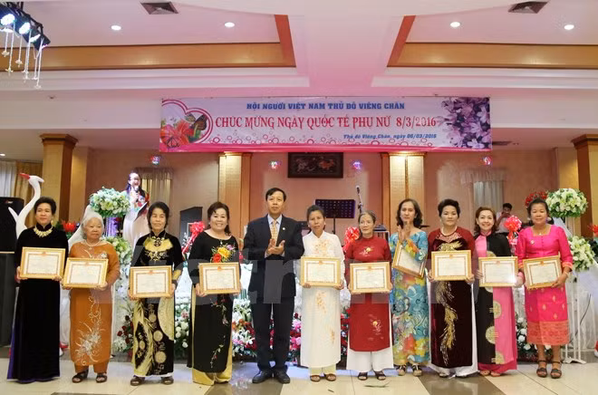 Les femmes vietnamiennes au Laos fêtent leur Journée ảnh 1