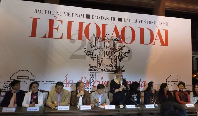 Des ambassadrices et des épouses d'ambassadeurs à la Fête de l'ao dài à Hanoi ảnh 1