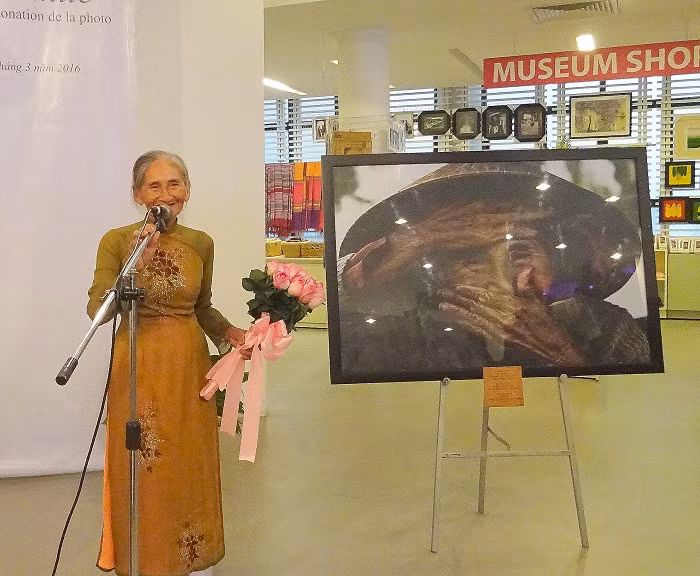 Remise de la photo «La plus belle vieille femme du monde» au Vietnam ảnh 1