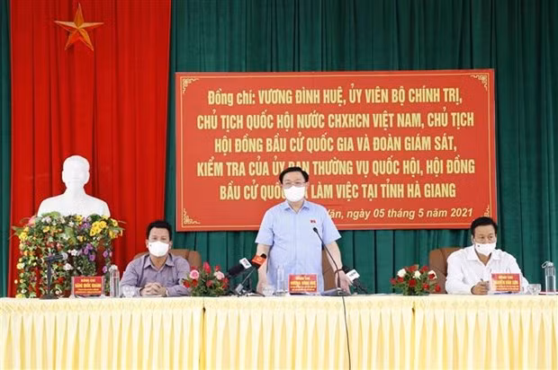 Elections législatives : le président de l’Assemblée nationale examine les préparatifs à Ha Giang ảnh 2