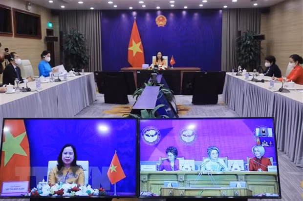 La vice-présidente Vo Thi Anh Xuan assiste au 3e Forum des femmes eurasiennes ảnh 1