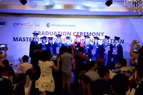 Le CFVG remet les diplômes de master en administration des affaires ảnh 1