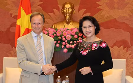 Nguyên Thi Kim Ngân reçoit des ambassadeurs européens ảnh 1