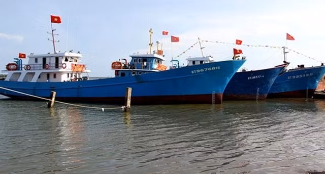 Quang Tri: Remise des bateaux de pêche en acier aux pêcheurs locaux ảnh 1