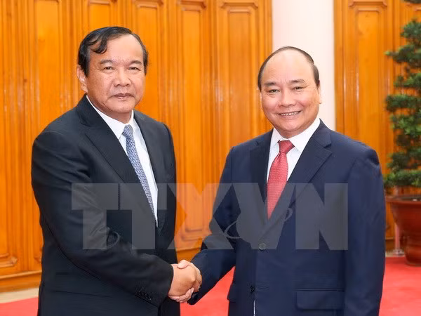 Des dirigeants vietnamiens reçoivent le ministre cambodgien des Affaires étrangères ảnh 2