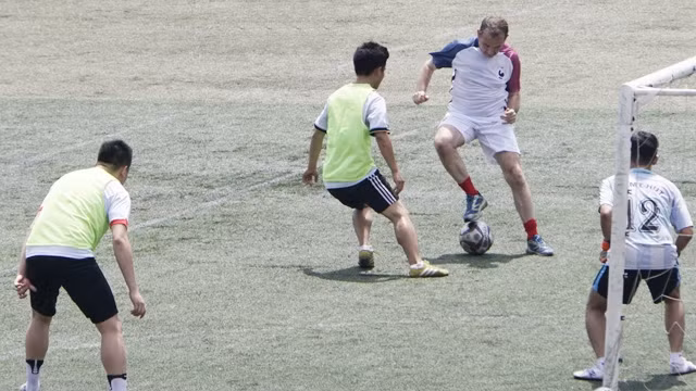 L’ambassadeur de France joue au foot pour saluer l’Euro 2016 ảnh 1