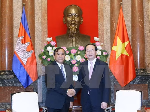 Des dirigeants vietnamiens reçoivent le ministre cambodgien des Affaires étrangères ảnh 1