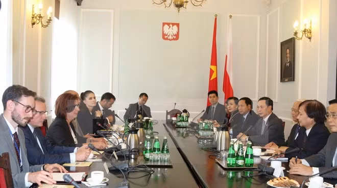 Le vice-président de l’AN Uông Chu Luu en visite de travail en Pologne ảnh 1