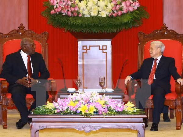 Des dirigeants vietnamiens reçoivent l’envoyé du premier secrétaire du Parti communiste de Cuba ảnh 1