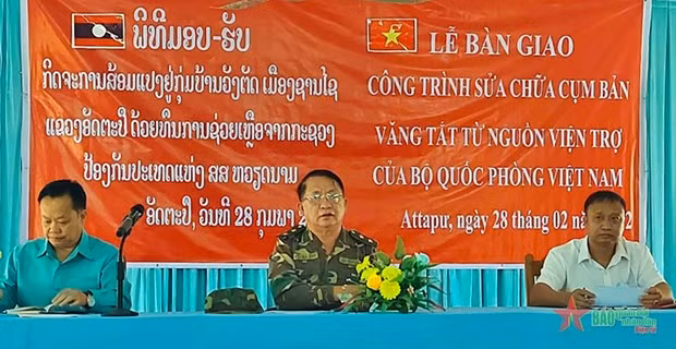 Le ministère vietnamien de la Défense remet les travaux de réparation au Laos ảnh 1