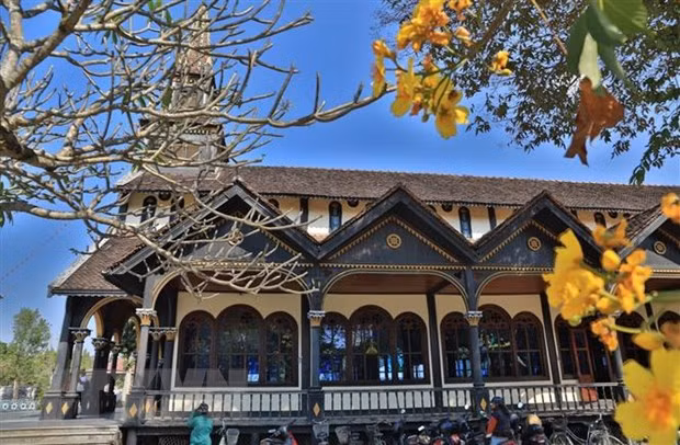 A la découverte d'une cathédrale centenaire en bois à Kon Tum ảnh 1