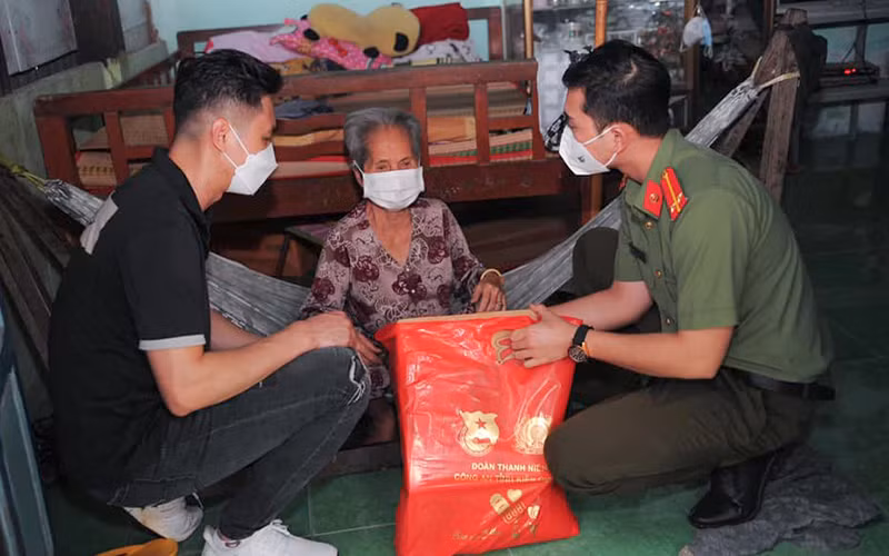 Têt: plus de 30 milliards de dongs en faveur des démunis à Quang Ngai ảnh 1