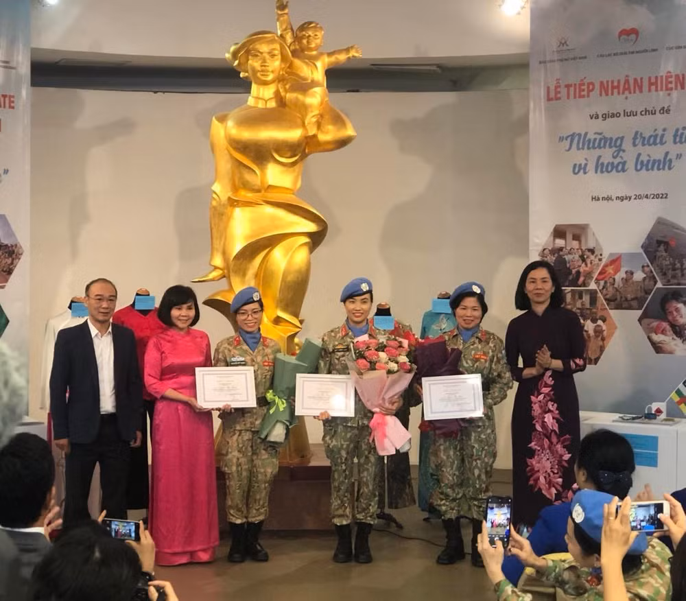 Le Musée des femmes du Vietnam reçoit des objets offerts par des femmes officiers des Bérets verts ảnh 3