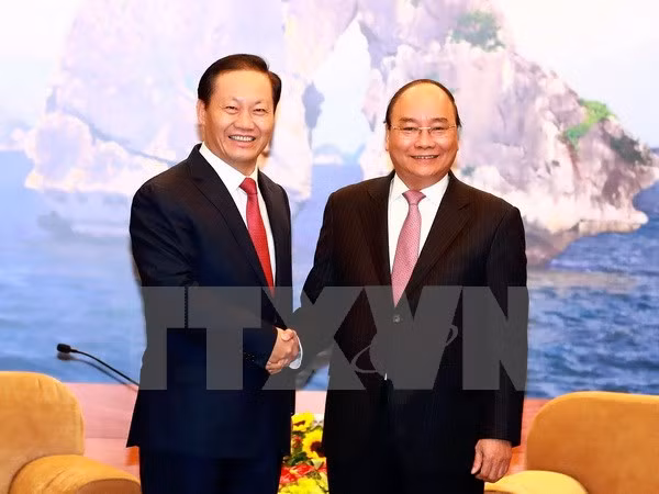 Le PM reçoit le secrétaire du Comité du PCC pour la Région autonome Zhuang du Guangxi ảnh 1