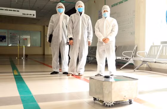 COVID-19 : Fabrication réussie de robots de désinfection des chambres d’hôpital ảnh 1