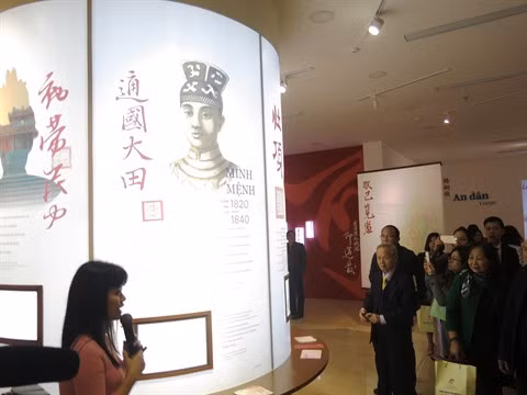 L’art calligraphique des empereurs Nguyên exposé à Hanoï ảnh 1