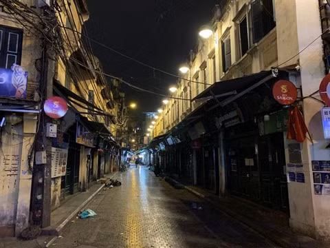Coronavirus : à Hanoï, la "rue des Occidentaux" fait le gros dos ảnh 1
