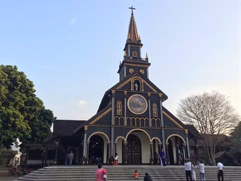La cathédrale en bois de Kon Tum, harmonie architecturale roman-bahnar ảnh 1