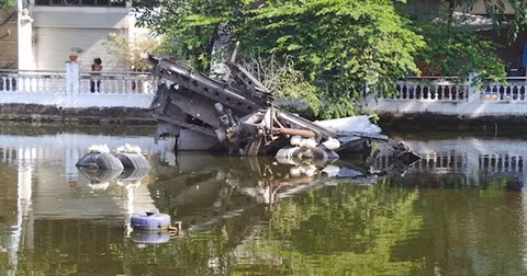 Hanoï: L’épave du bombardier B52 dans le lac Huu Tiêp, un souvenir de guerre ảnh 1