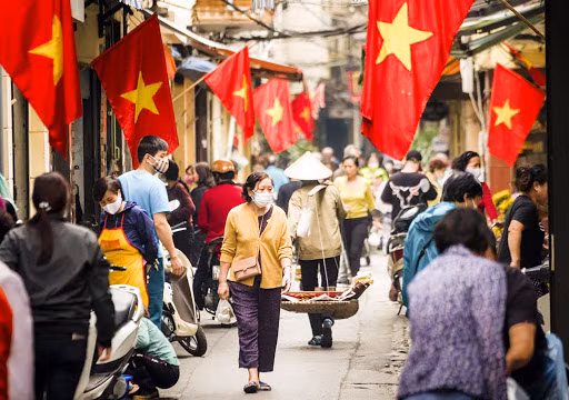 Les Vietnamiens ressentent les "fruits" de la lutte anti-épidémique ảnh 1