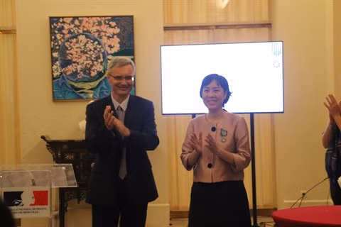 Deux Vietnamiens honorés par la France ảnh 1