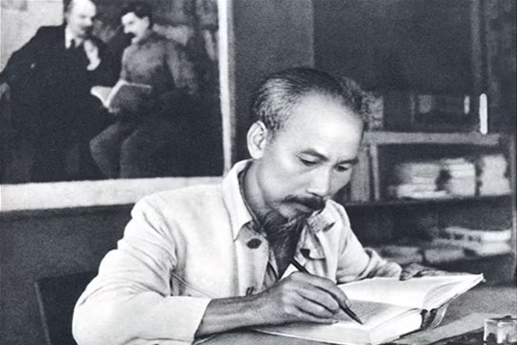 90 ans du PCV: Hô Chi Minh, leader de la Révolution d’Août 1945 ảnh 1