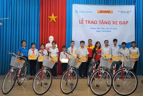 Don de 50 vélos à des étudiants en difficulté à Trà Vinh ảnh 1