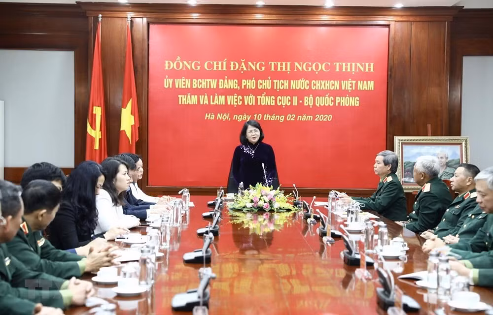 La vice-présidente Dang Thi Ngoc Thinh travaille avec le Département N° 2 du ministère de la Défense ảnh 1