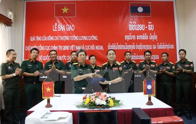 Le Vietnam soutient l’Armée populaire du Laos dans sa modernisation ảnh 1