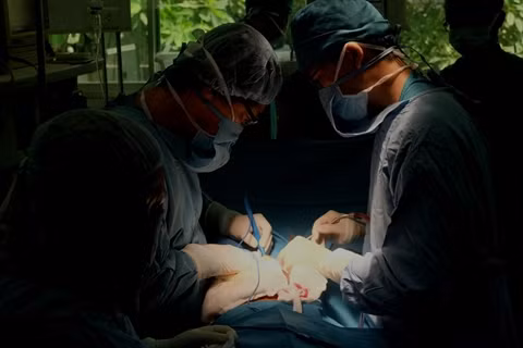 Succès d’un acte chirurgical rarissime à Hô Chi Minh-Ville ảnh 1