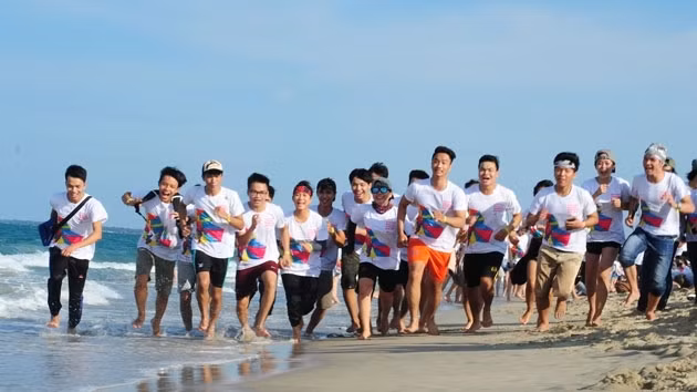 Plus de 6.000 participants aux «Pieds nus le long de la mer» à Dà Nang ảnh 1