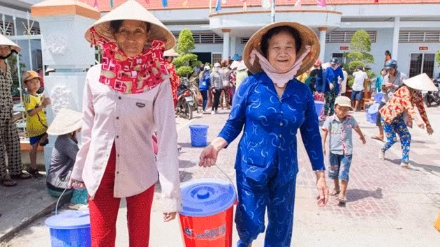 Des aides matérielles remises aux femmes démunies au Nam Bô occidental ảnh 1