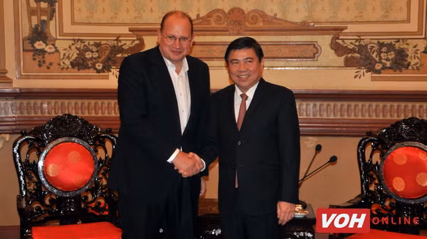 Un dirigeant de Ho Chi Minh-Ville reçoit le PDG du groupe AIA ảnh 1