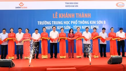 Le chef de l’État à la cérémonie d’inauguration des lycées à Ninh Binh ảnh 1
