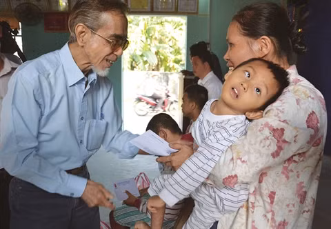 «Un bouddha» milliardaire au chevet des enfants de l’agent orange ảnh 1