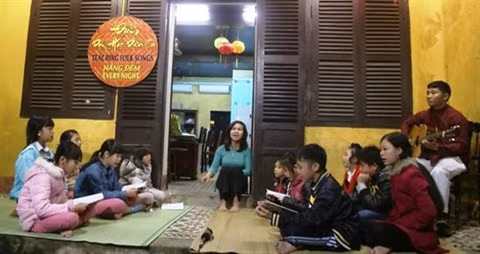 Cours gratuit de musique folklorique dans la ville de Hôi An ảnh 1