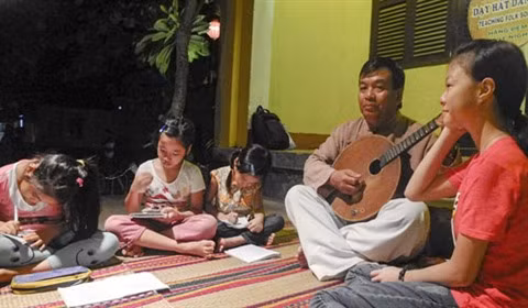 Cours gratuit de musique folklorique dans la ville de Hôi An ảnh 2