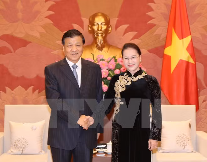Des dirigeants vietnamiens reçoivent le haut responsable du Parti communiste chinois Liu Yunshan ảnh 2