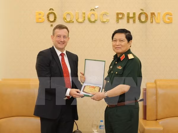 Le ministre de la Défense Ngô Xuân Lich reçoit l'ambassadeur de France ảnh 1