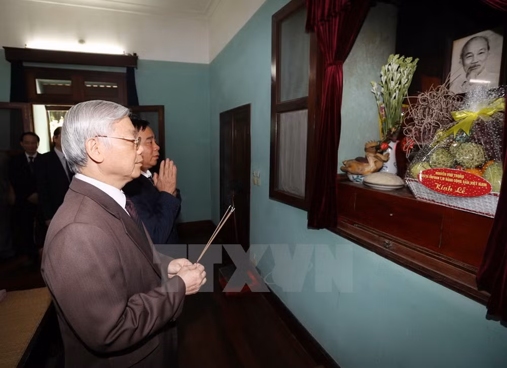Le secrétaire général Nguyên Phu Trong rend hommage au Président Ho Chi Minh ảnh 1