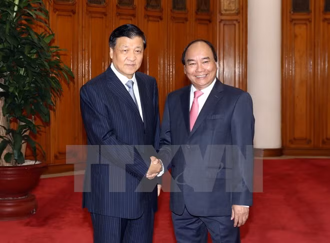 Des dirigeants vietnamiens reçoivent le haut responsable du Parti communiste chinois Liu Yunshan ảnh 1