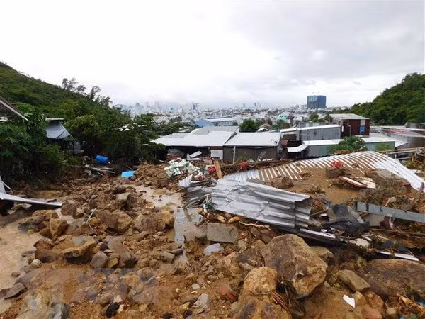 La Croix-Rouge du Vietnam vient en aide aux sinistrés des crues à Khanh Hoa ảnh 1