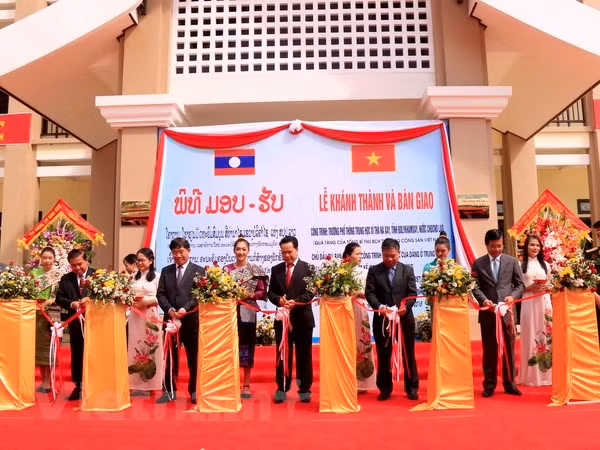 Laos: Inauguration d'une école construite avec l'aide du président vietnamien ảnh 1