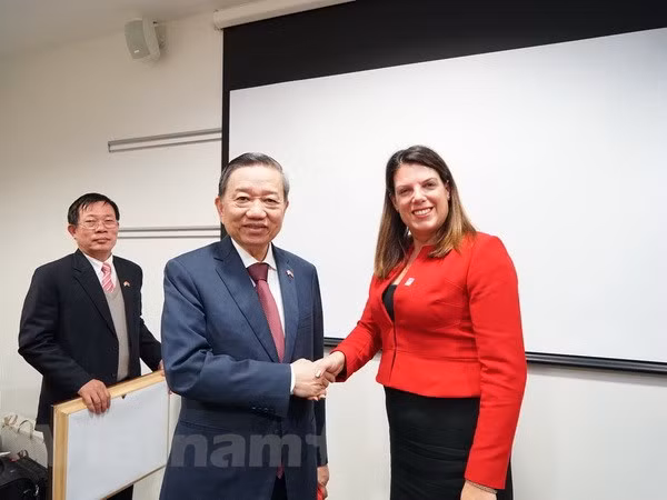 Le ministre de la Sécurité publique To Lam en visite de travail au Royaume-Uni ảnh 1