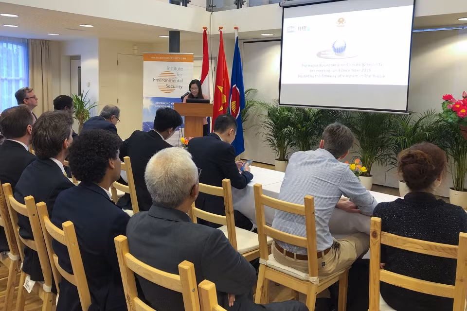 Le Vietnam à une table ronde sur le changement climatique et la sécurité aux Pays-Bas ảnh 1