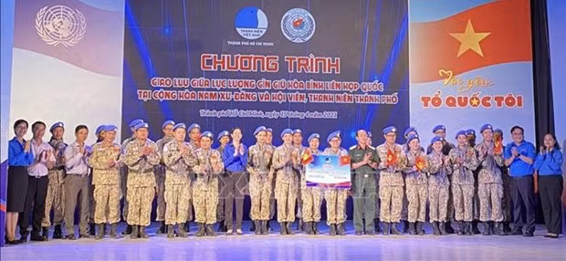 Renforcement des échanges entre les jeunes de HCM-Ville et les casques bleus vietnamiens ảnh 3
